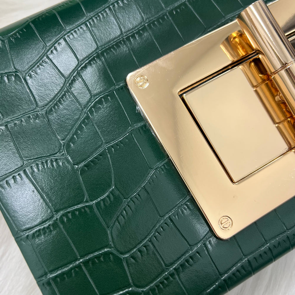 London Lock Green Croc Clutch