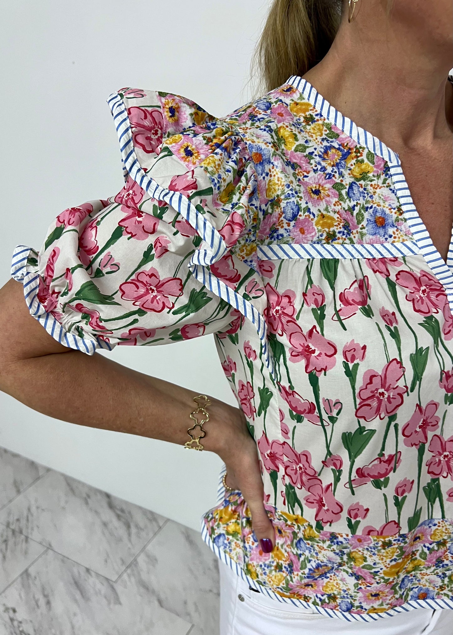 Edith V.Neck Floral Top